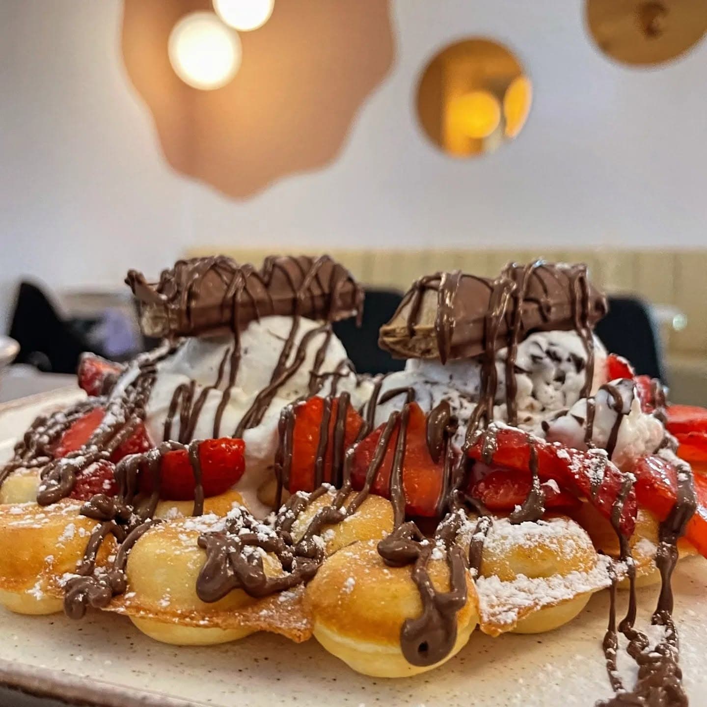 Bubble Waffle mit frischen Erdbeeren, Sahne und Schokolade bei Hey Fede! Dessertbar Wetzlar