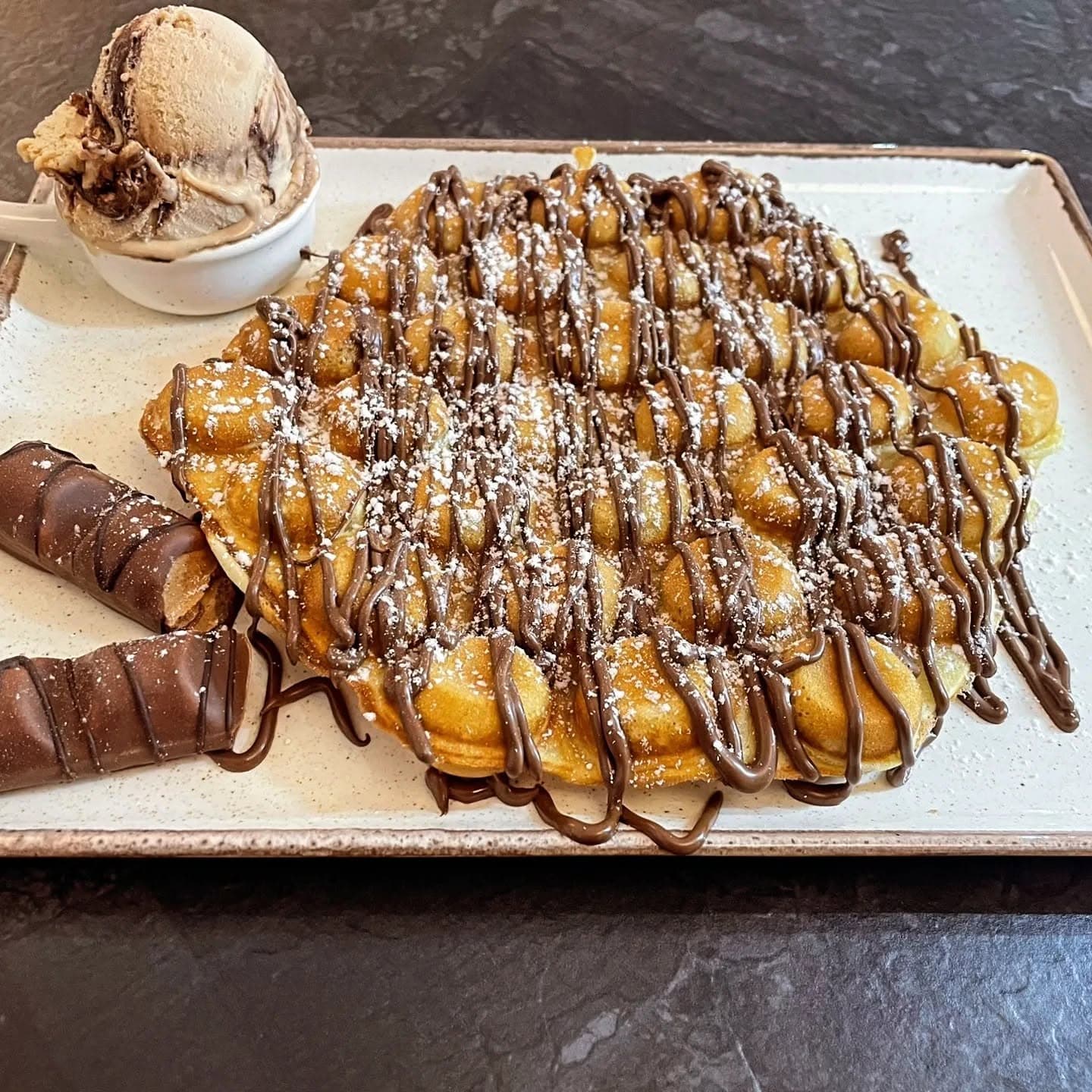 Bubble Waffle mit Schokolade, einer Kugel Eis und Waffelrolle bei Hey Fede! Dessertbar Wetzlar