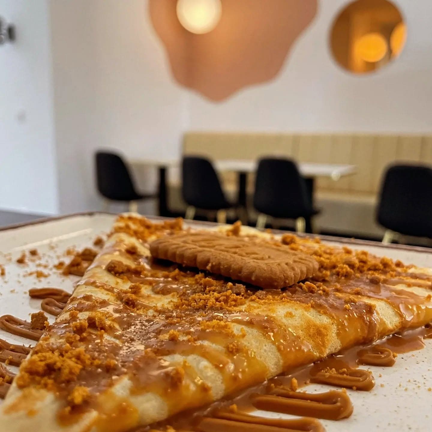 Crêpe mit Spekulatius-Karamell-Sauce und Lotus-Keks bei Hey Fede! Dessertbar & Café in Wetzlar