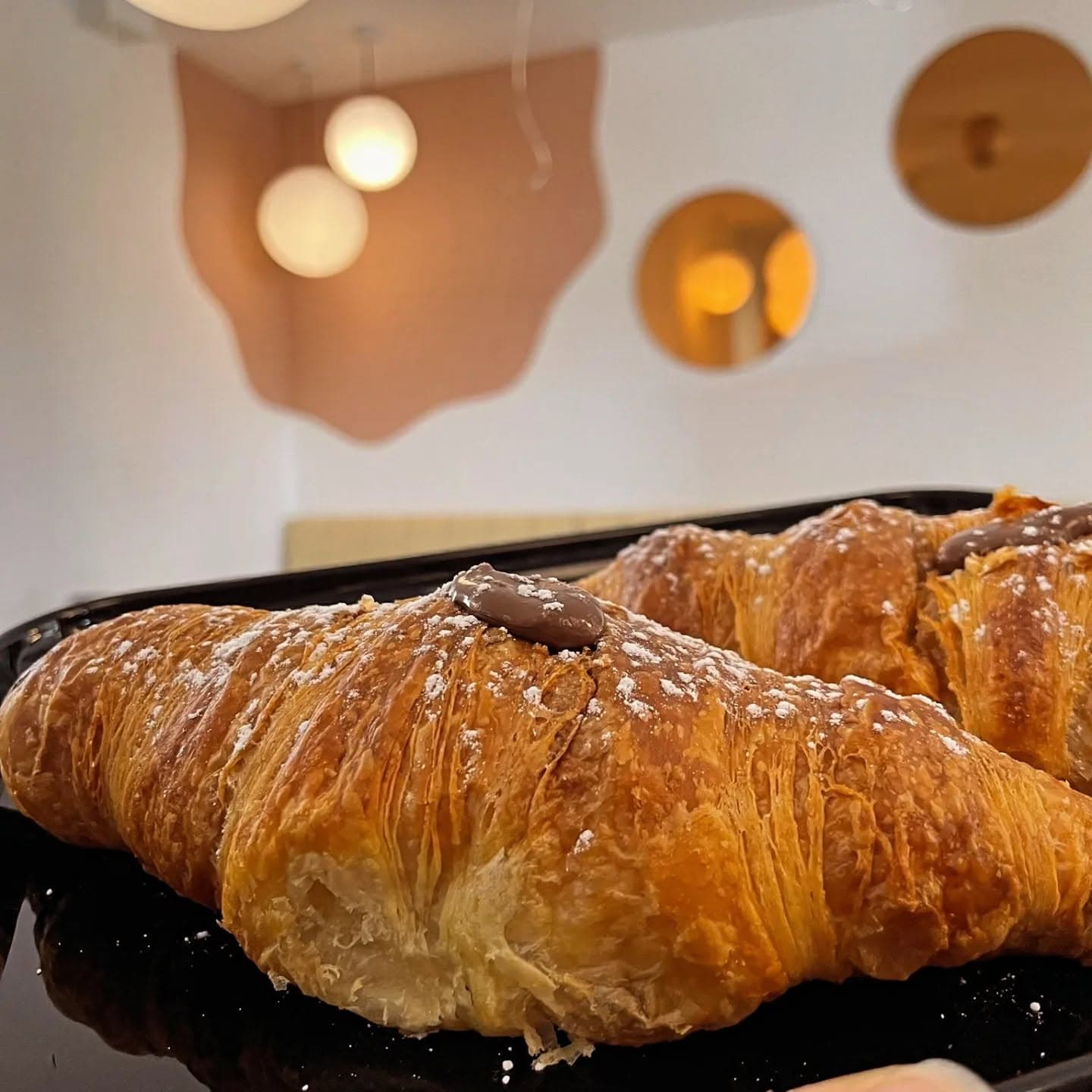 Frische Croissants mit Puderzucker und Schokolade im Hey Fede! Dessertbar & Café Wetzlar