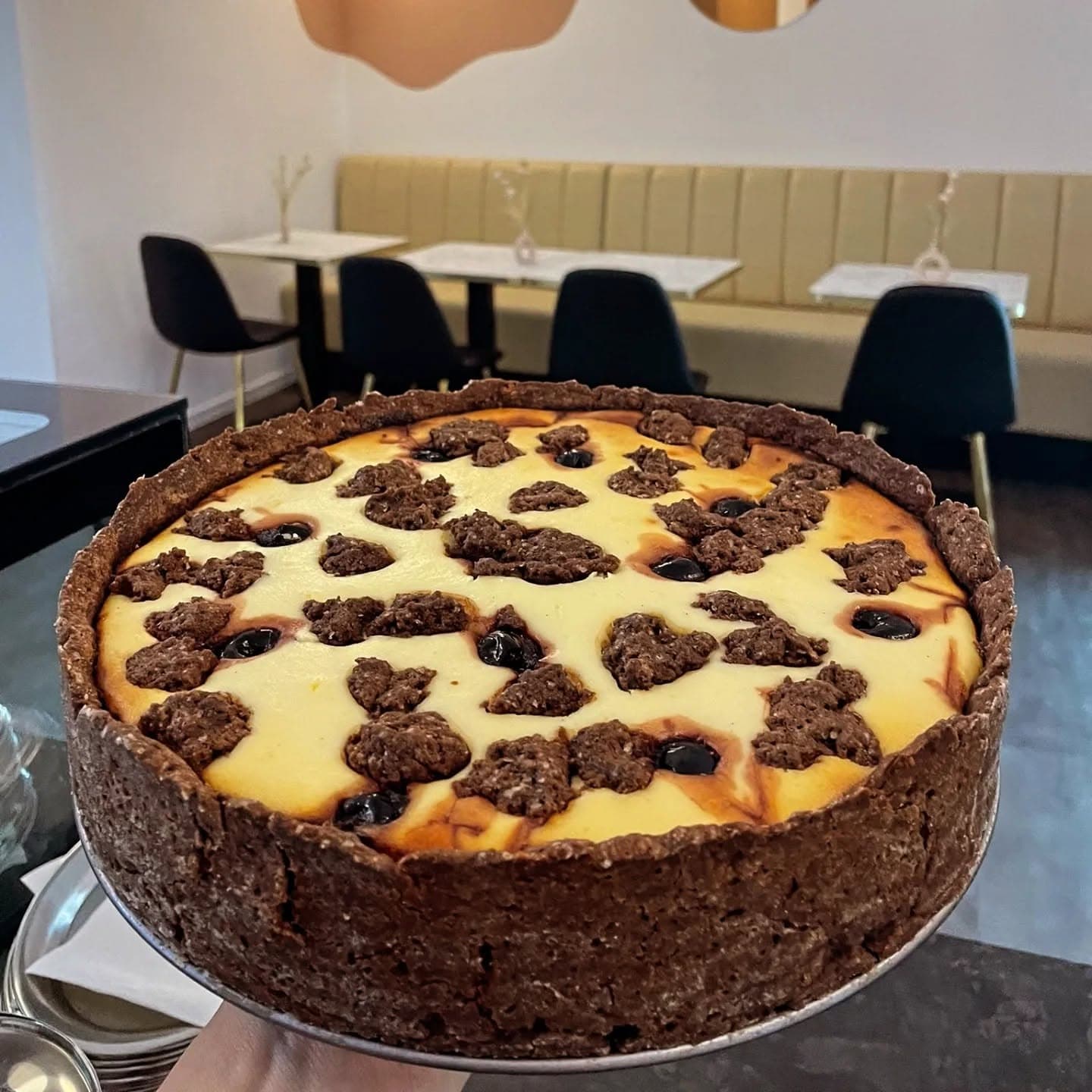 Käsekuchen mit Schokoladen-Crumbles und Kirschen, handgehalten bei Hey Fede! Dessertbar Wetzlar
