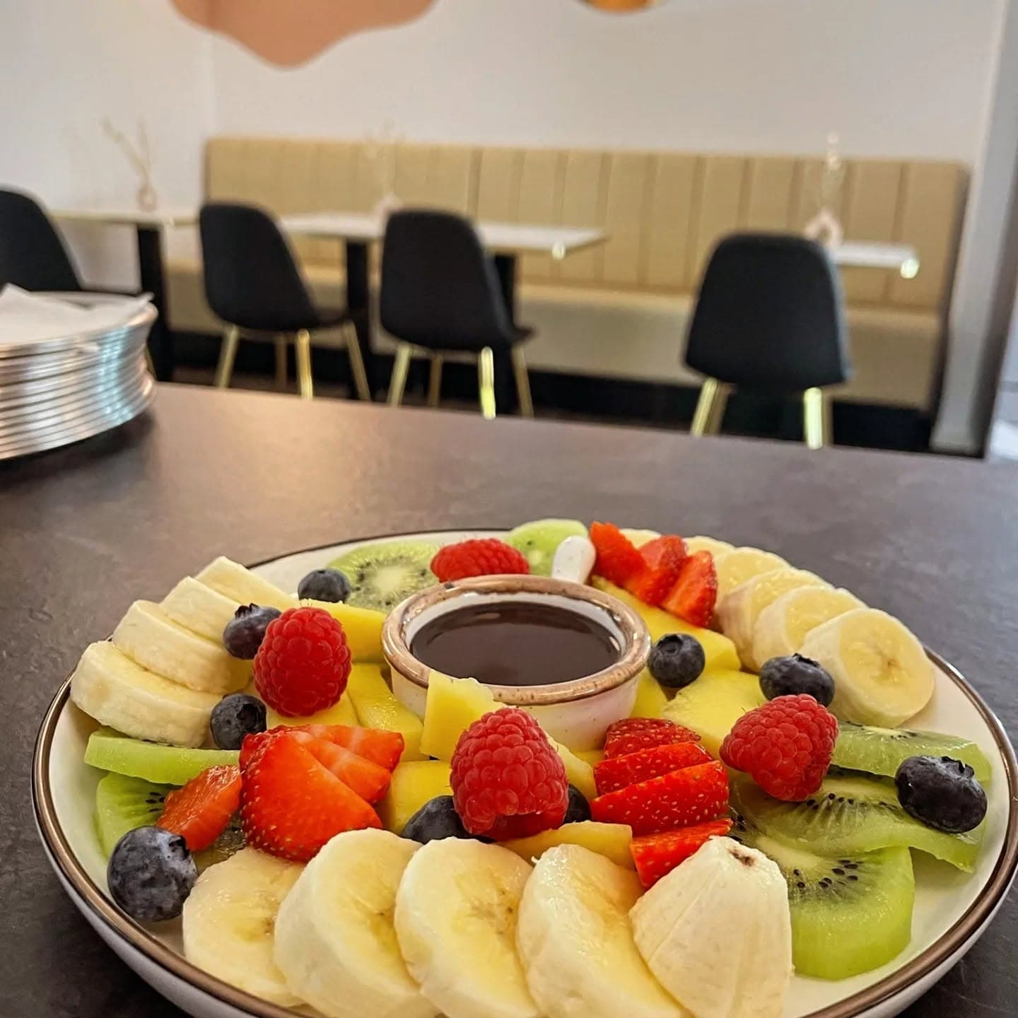 Bunter Obstteller mit Banane, Erdbeere, Kiwi, Heidelbeere, Mango und Schokoladensauce bei Hey Fede! Wetzlar