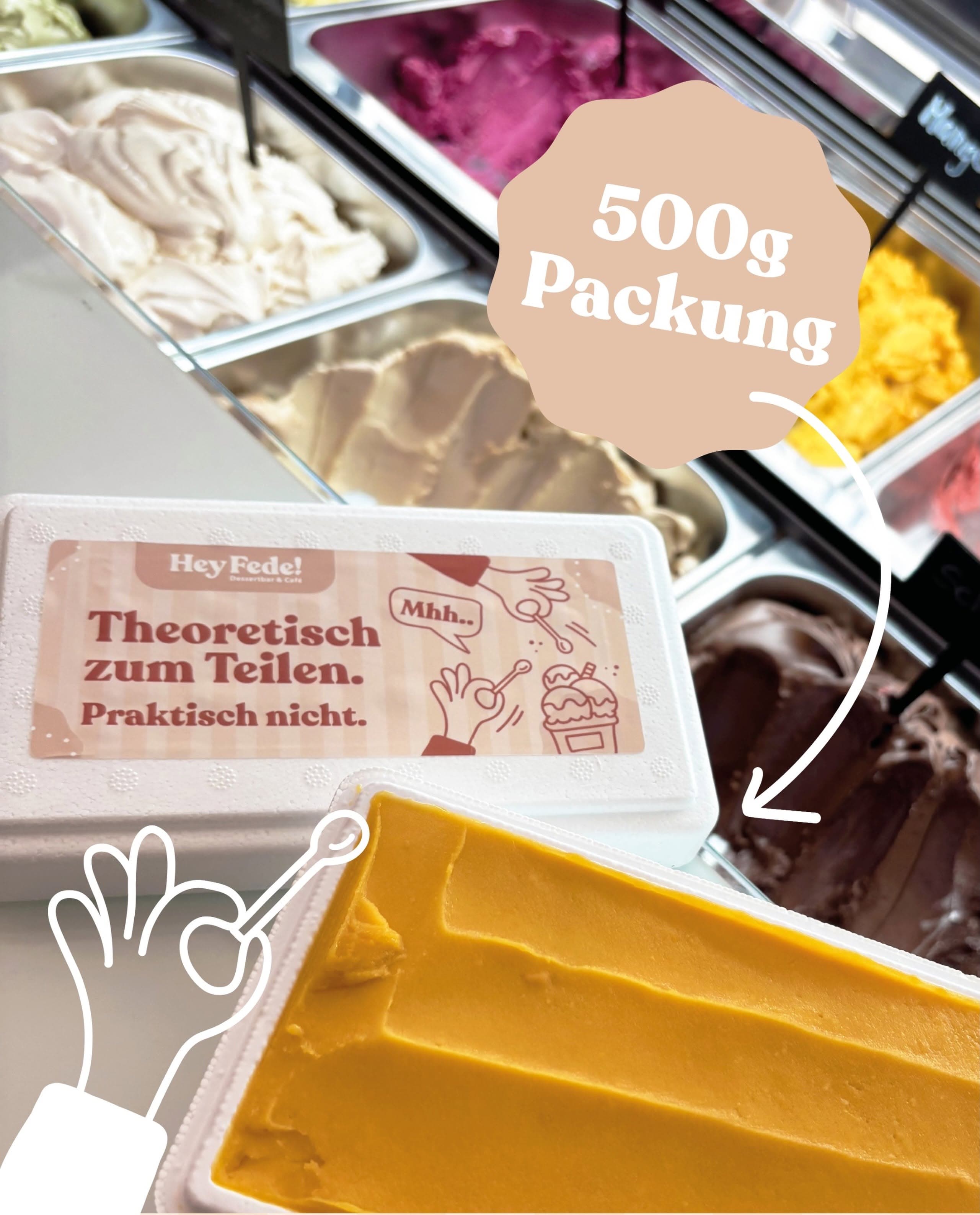 Hey Fede! Eis-Takeaway-Packung (500g) vor der Eisvitrine mit vielen bunten Eissorten in Wetzlar