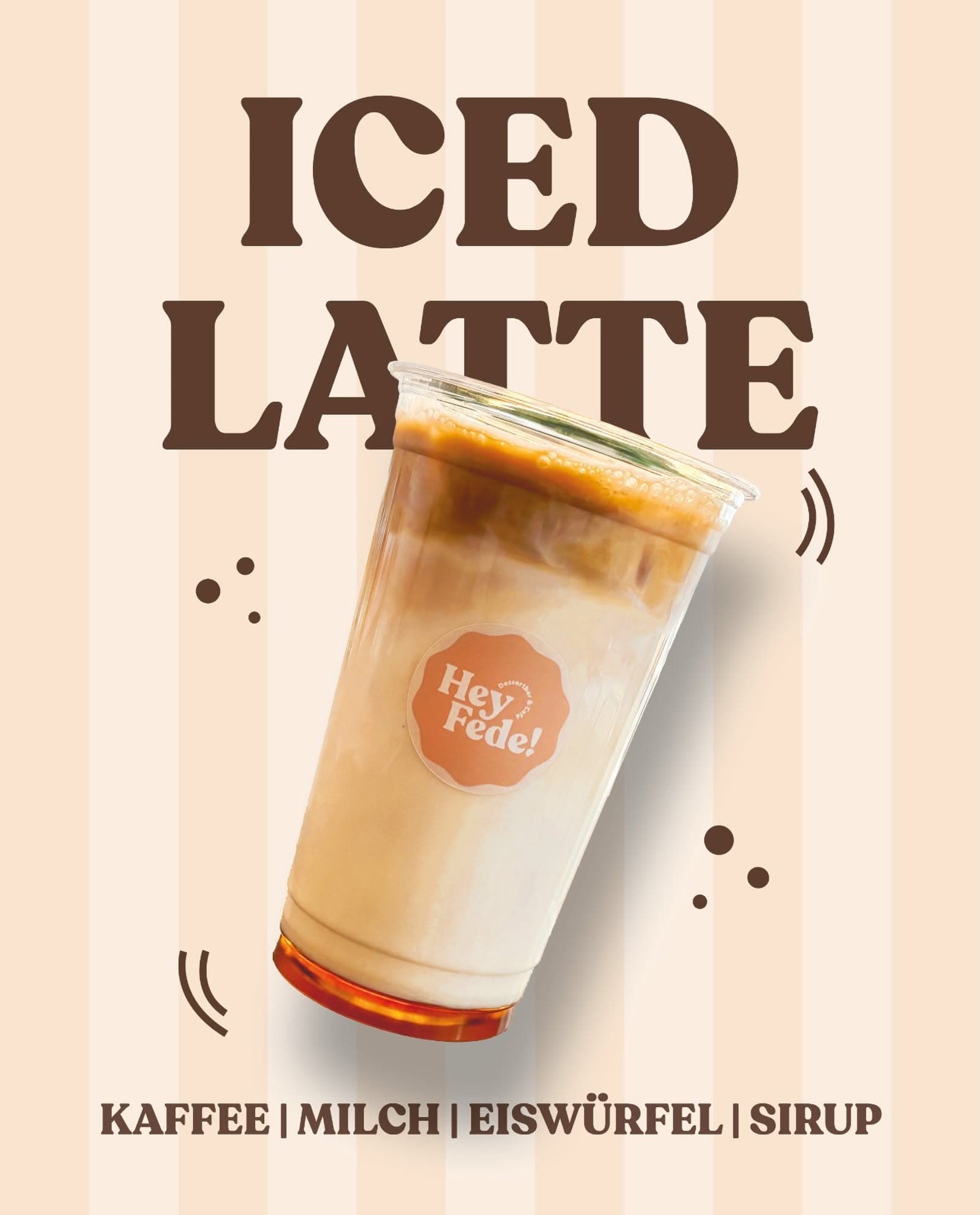 Iced Latte mit Kaffee, Milch, Eiswürfeln und Sirup im Hey Fede! Dessertbar & Café Wetzlar
