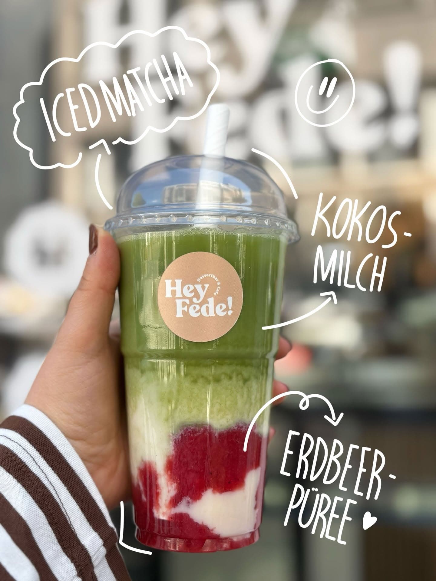 Iced Matcha mit Kokosmilch und Erdbeer-Püree im Hey Fede! Becher mit Aufkleber, Wetzlar