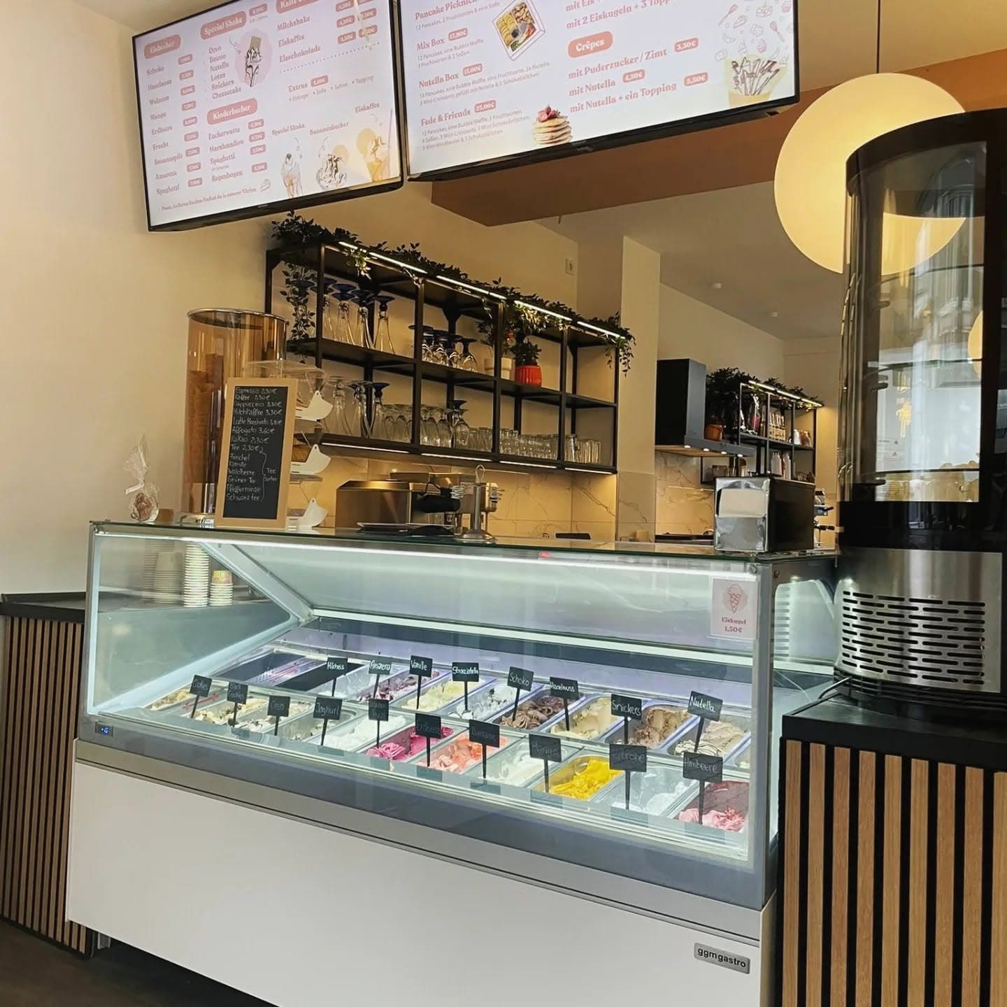 Eisvitrine mit vielen bunten Eissorten und digitaler Speisekarte im Hey Fede! Eiscafé Wetzlar