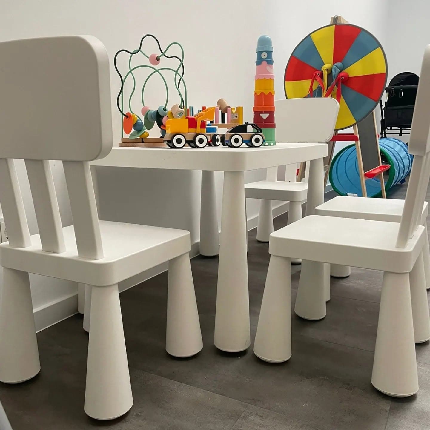 Kinderecke mit Spielzeug im Hey Fede! Dessertbar & Café Wetzlar