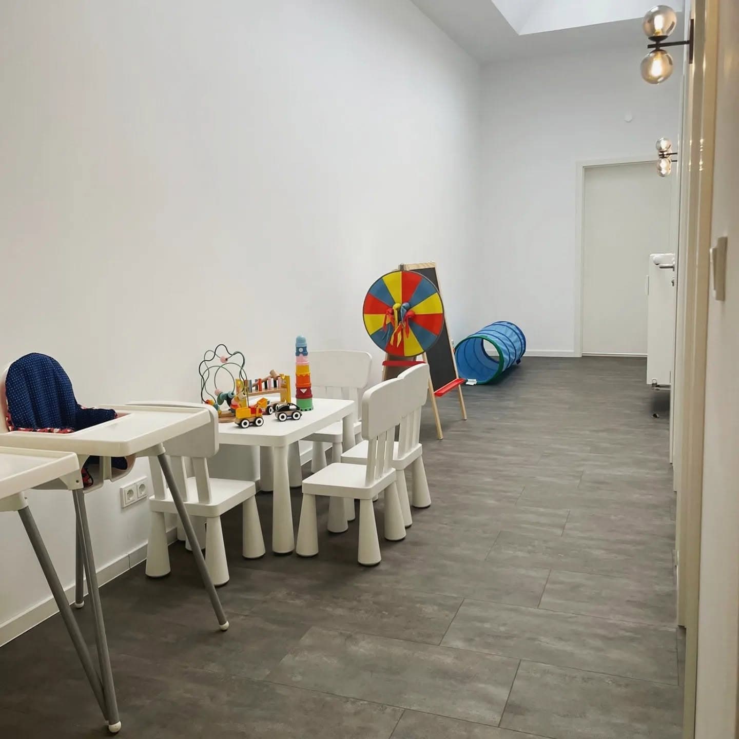 Kinderecke mit Spieltisch, Stühlen und Spielzeug im Hey Fede! Dessertbar & Café Wetzlar